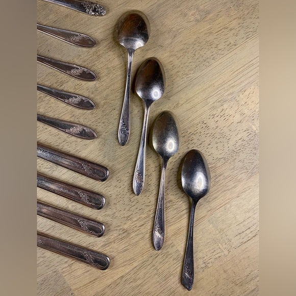 Oneida Tudor Plate Queen Bess II Silverplate Flatware Set - 15 Pcs Vintage 1946 - Picture 10 of 13